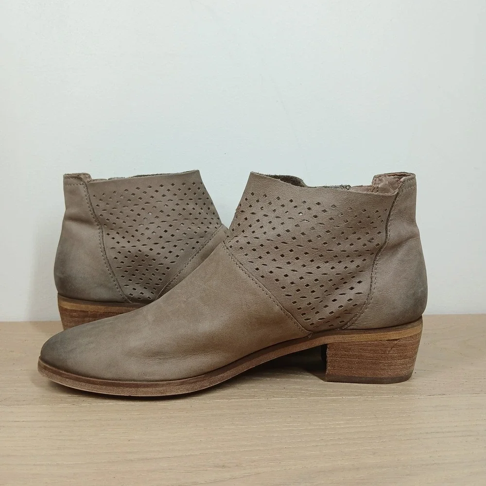 Hinge Ankle Boots Womens 7.5 Taupe Leather Perforated Zip Western Boho